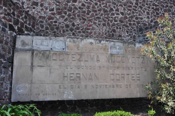 No centro, placa marca o local do primeiro encontro entre Cortes e o imperador asteca Montezuma, na Cidade do México, capital do país